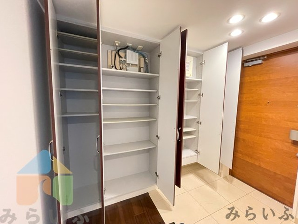 【レザンドール東山元町の玄関】