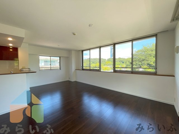 【レザンドール東山元町の居間】