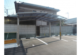 明美町屋根付き月極駐車場の外観
