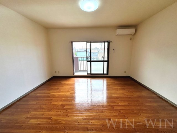 【エクシード松山の居間】