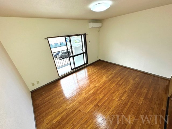 【エクシード松山の居間】