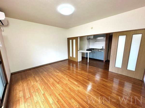 【エクシード松山の居間】