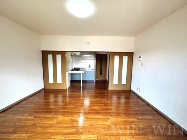 【エクシード松山の居間】