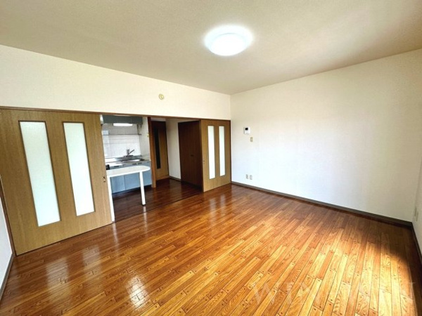 【エクシード松山の居間】