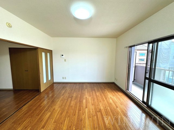 【エクシード松山の居間】