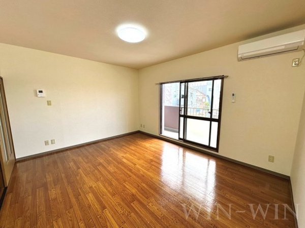 【エクシード松山の居間】