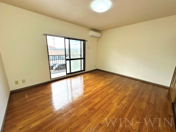 【エクシード松山の居間】