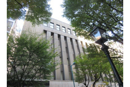 大丸東隣のレトロビルの外観