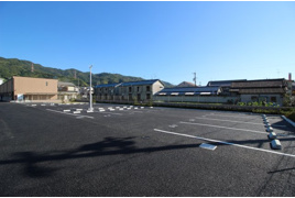 レオネクスト紅 月極駐車場の外観