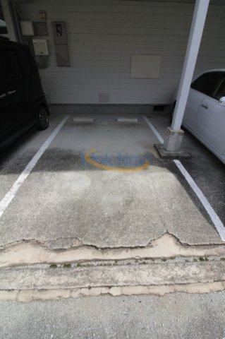 【サンライズ箕面の駐車場】