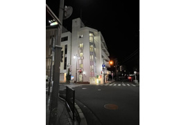 白バラビルの外観