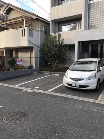 モンテローザ北斗町の駐車場