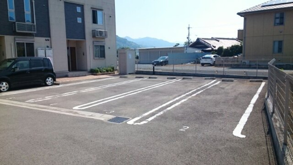 【ウエスト カーサの駐車場】