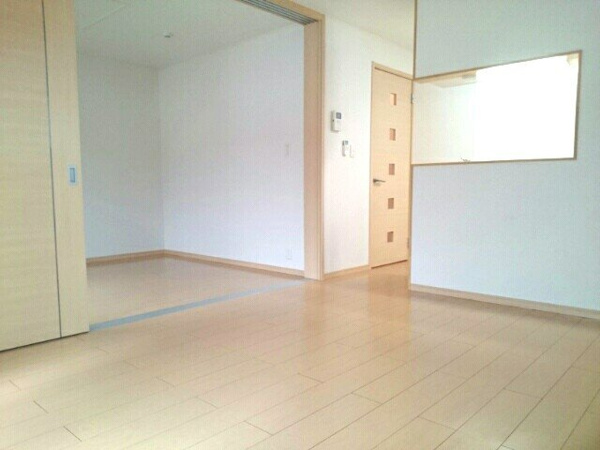 【ウエスト カーサの居間】