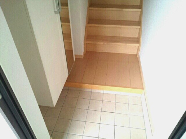 【ウエスト カーサの玄関】