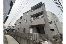 横浜市鶴見区鶴見中央のアパートの外観