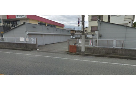 森シャッター付きガレージの外観