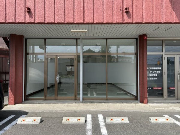 【塚越ビルのエントランス】