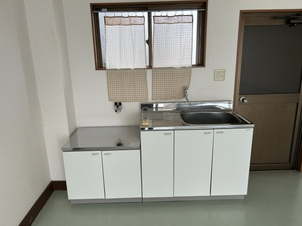 【塚越ビルのキッチン】