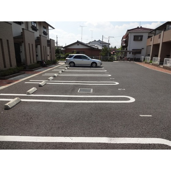 【クレール新治 Aの駐車場】