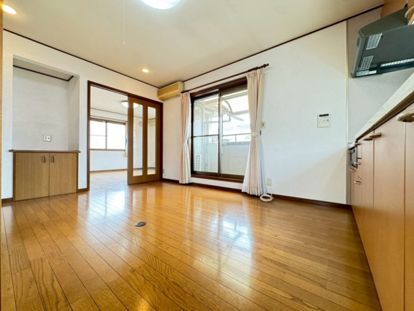 【吹田市寿町2丁目貸家の居間】