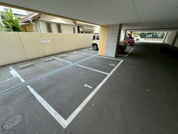 【アロハマリーナの駐車場】