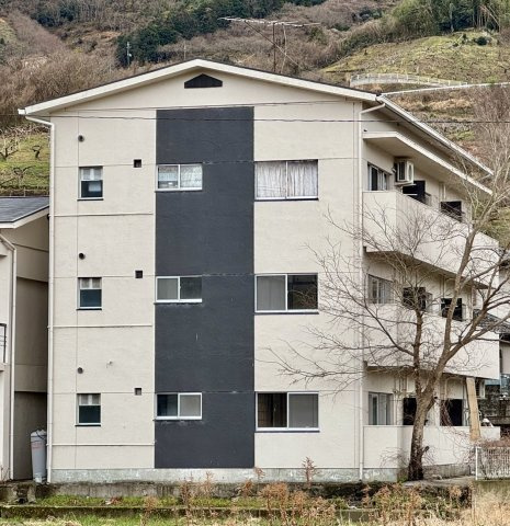 【ルピナスかつらぎB棟の外観】