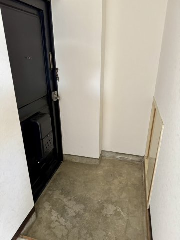 【ルピナスかつらぎB棟の玄関】