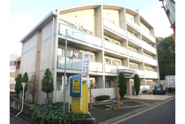 新宿区市谷砂土原町のマンションの外観