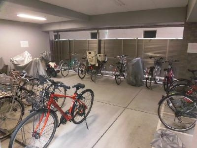 エターナルコート三条の駐車場