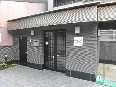 エターナルコート三条のエントランス