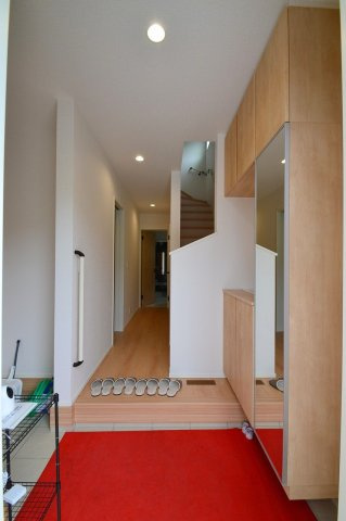 【広島市安佐北区あさひが丘の戸建ての玄関】