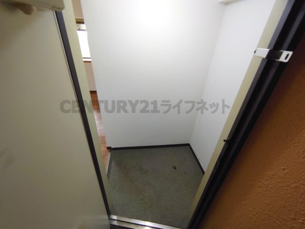 ロイヤルコート上池田の玄関