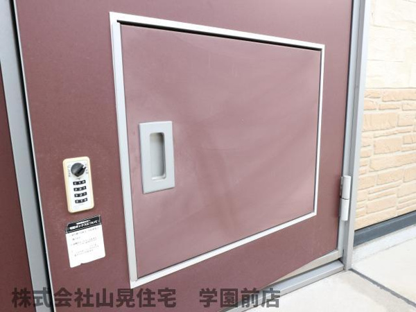 奈良市学園中のマンションの玄関