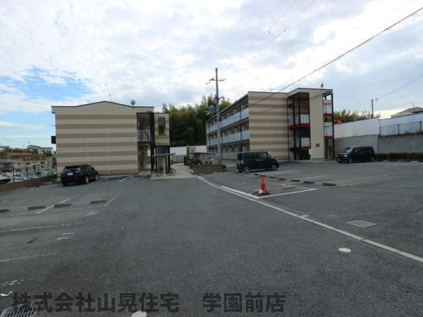 奈良市学園中のマンションの駐車場