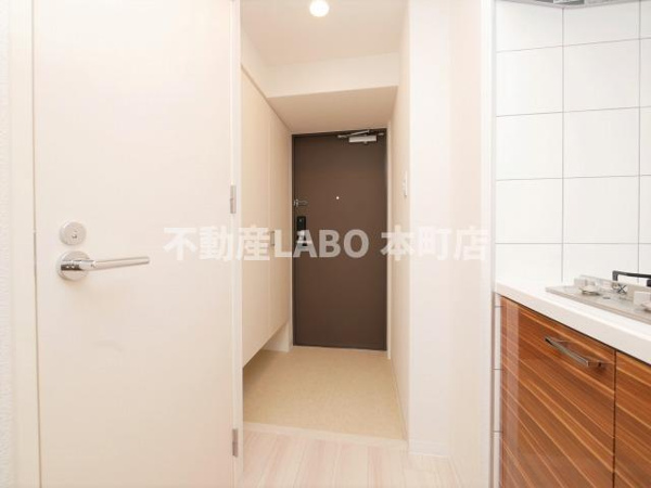 【エスリード西九条レジデンスの玄関】