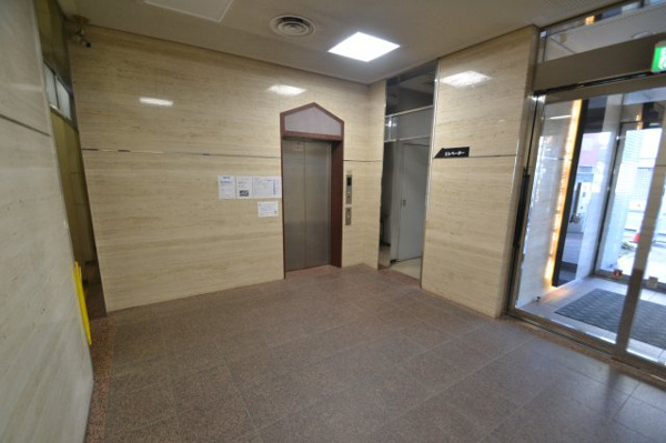 【和光楽々園ビルのエントランス】