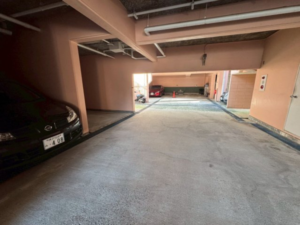 【ロイヤル芦屋川の駐車場】