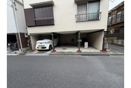 増田様駐車場の外観