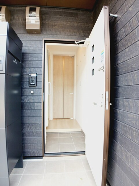 【アジュガ・Ⅱの玄関】