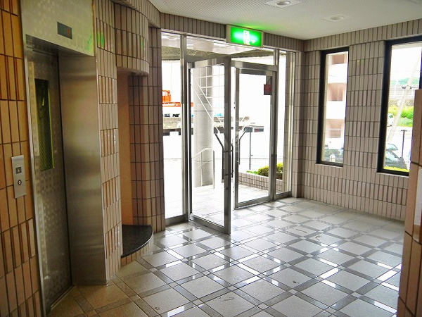 グリーンコーポ東生駒のエントランス