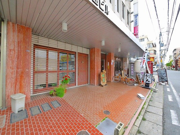 【千曲ビルのエントランス】