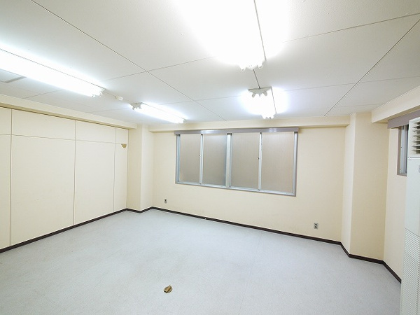 【千曲ビルの居間】