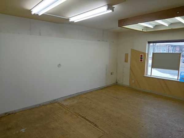 【本別駅前ビルの居間】