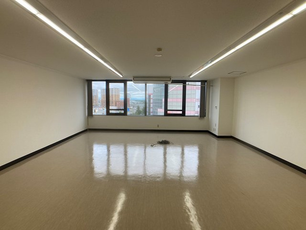 【第２いせきビルの居間】