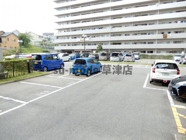 メゾンドール瀬田公園都市1番館の駐車場
