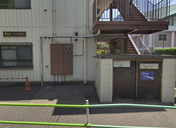 【マンションマツヤのエントランス】