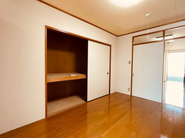 【マンションマツヤの居間】