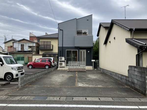 【小川新町エスティームB号棟の駐車場】