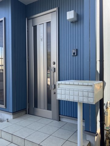 【小川新町エスティームB号棟の玄関】